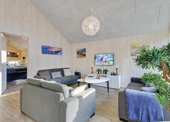 6 Bedroom Beautiful In Casa vacanze Tranekær