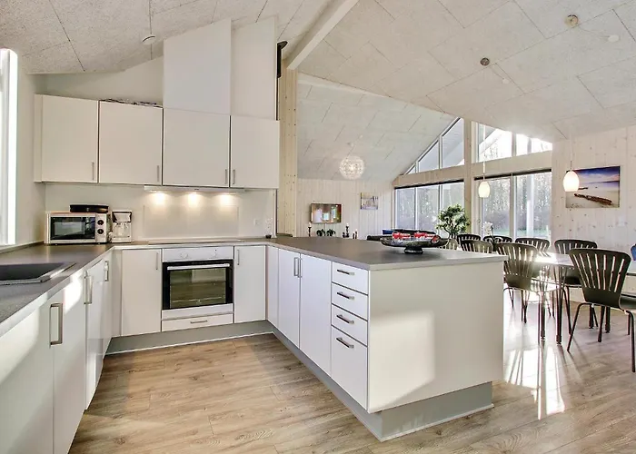 6 Bedroom Beautiful In * Tranekær